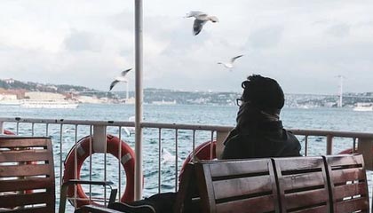 热搜突然上来哈登被问到罚球争议,一句话把争议点燃:队友反应让人心凉